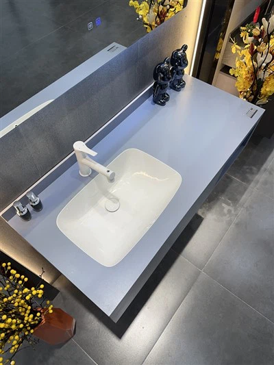 Rymligt badrum i skifferskåp